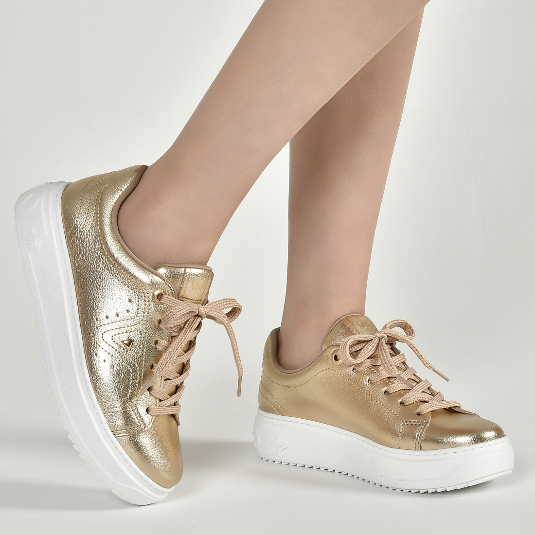 Tenis dourado via fashion marte